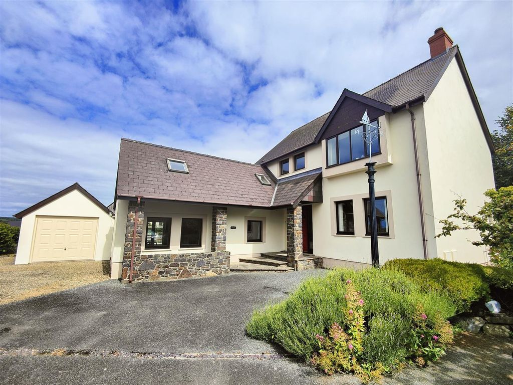 4 bed detached house for sale in Pencoed, West Street, Newport SA42