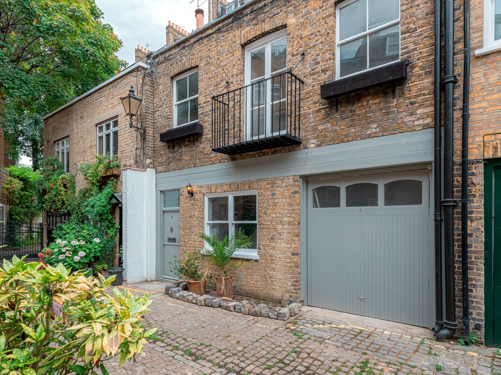 2 bed mews house for sale in Warwick Square Mews, Pimlico, London SW1V