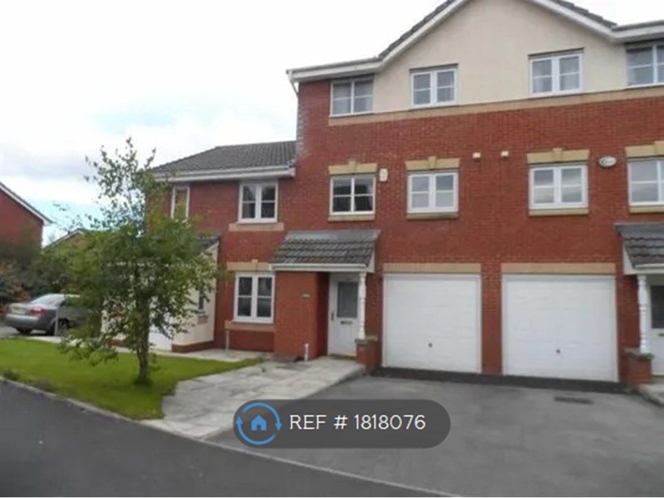 3 bed terraced house to rent in Greendale Drive, Radcliffe, Manchester