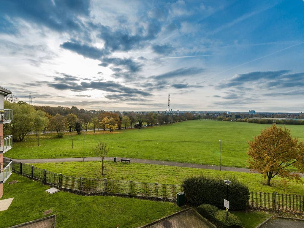 2 bed flat to rent in Cleeve Way, Sutton SM1 Zoopla