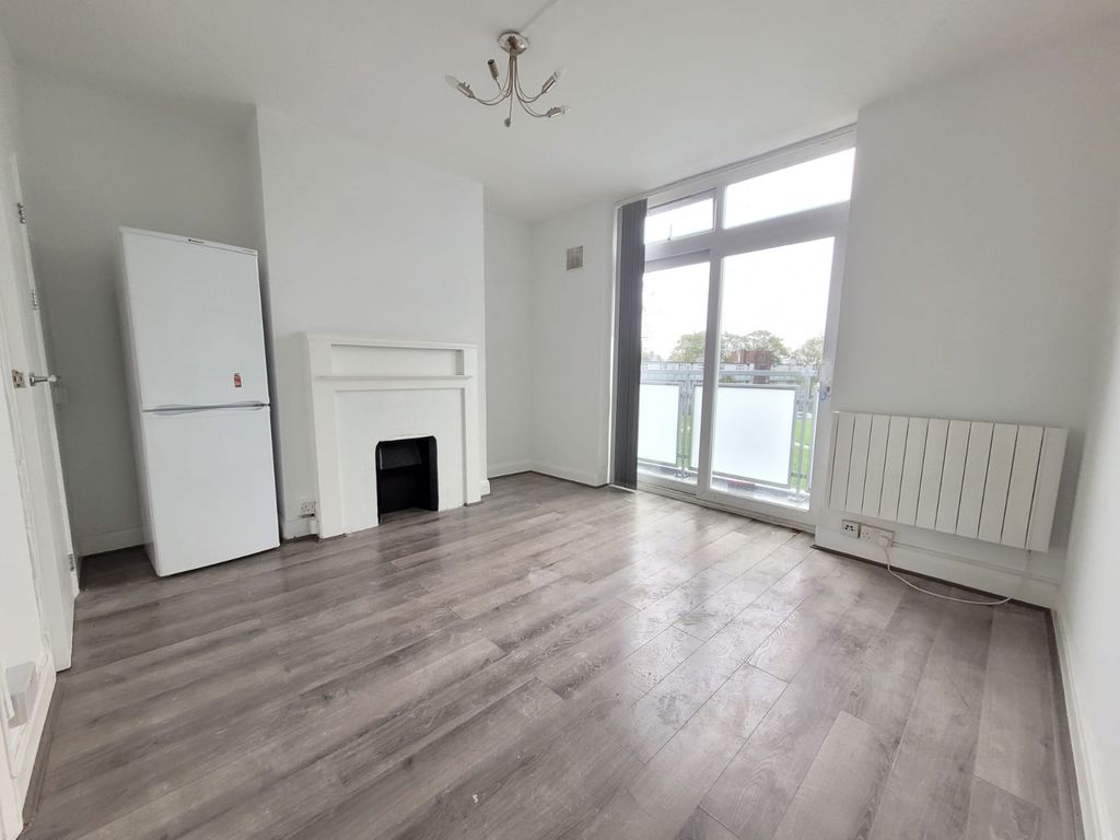 2 bed flat to rent in Angel Close, London N18, £1,550 pcm Zoopla