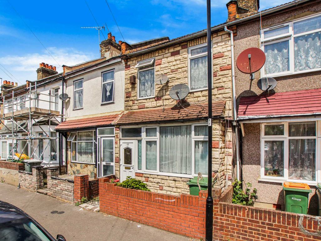3 bed property for sale in Kempton Road, London E6 Zoopla