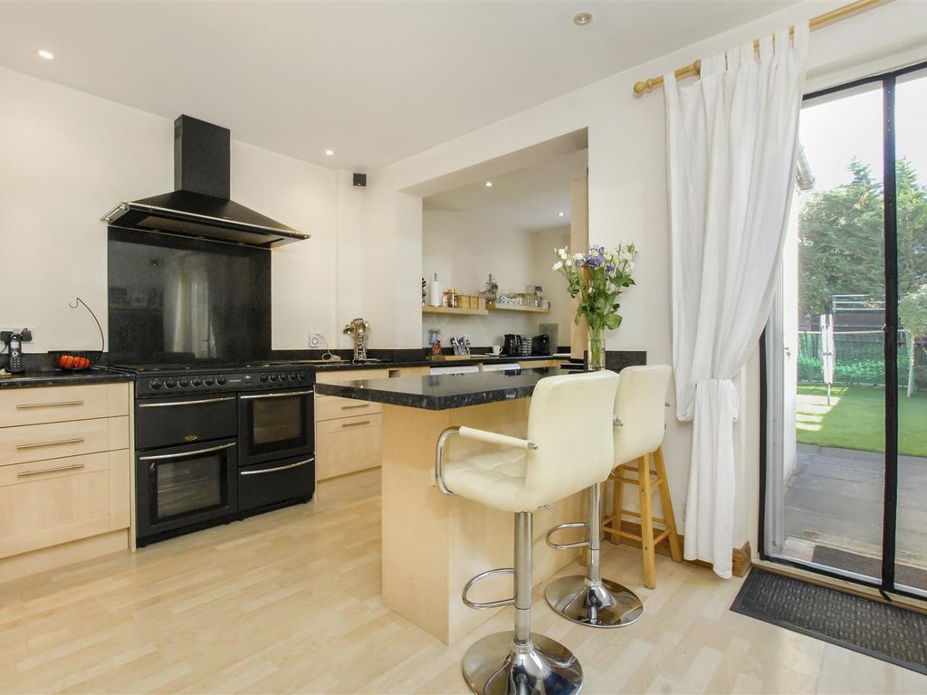 3 bed semidetached house for sale in Oxford Gardens, Denham, Uxbridge