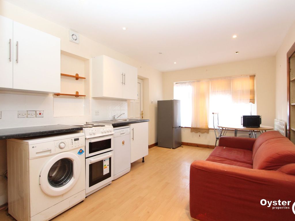 Studio to rent in Gyles Park, Stanmore HA7, £950 pcm Zoopla