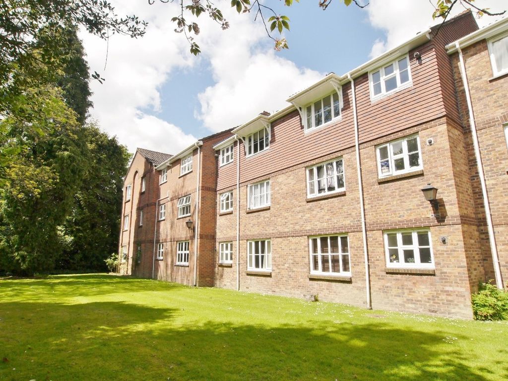1 bed flat to rent in Greenacres, North Parade, Horsham, West Sussex