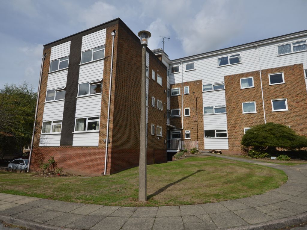 2 bed flat to rent in Maplin Close, Winchmore Hill N21, £1,600 pcm Zoopla