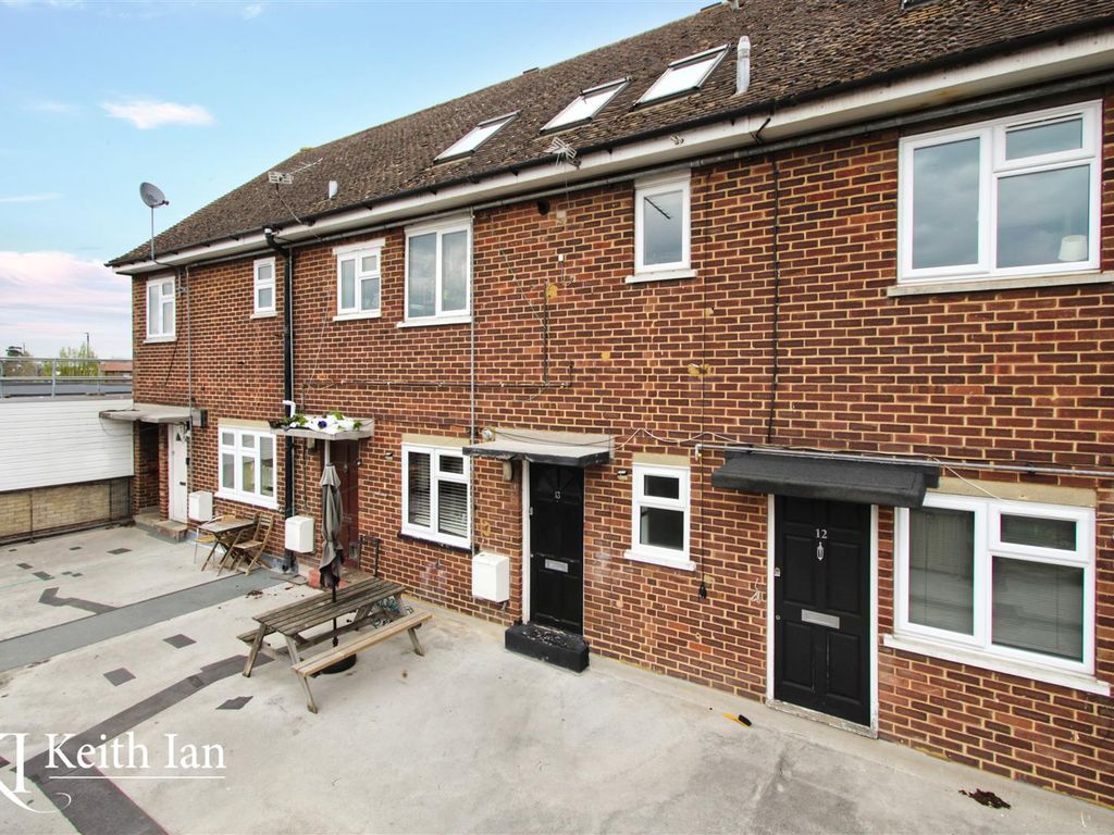 1 bed flat for sale in Clayton Parade, Turners Hill, Cheshunt, Waltham