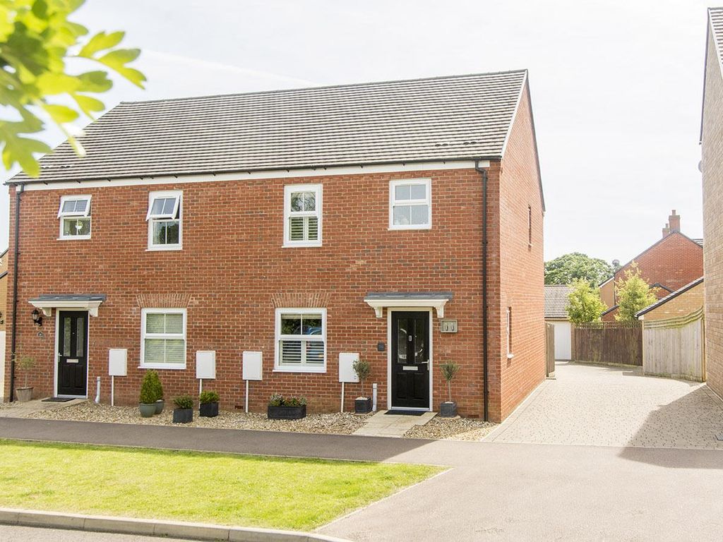 3 bed semidetached house to rent in Red Kite Drive, Oundle