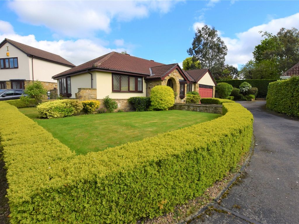 3 bed bungalow for sale in High Meadows, Walton, Wakefield WF2, £