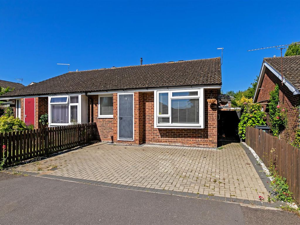 3 bed semidetached bungalow to rent in Cheriton Close, St.Albans AL4
