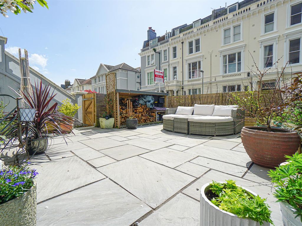 2 bed flat for sale in West Hill Road, St. LeonardsOnSea TN38, £