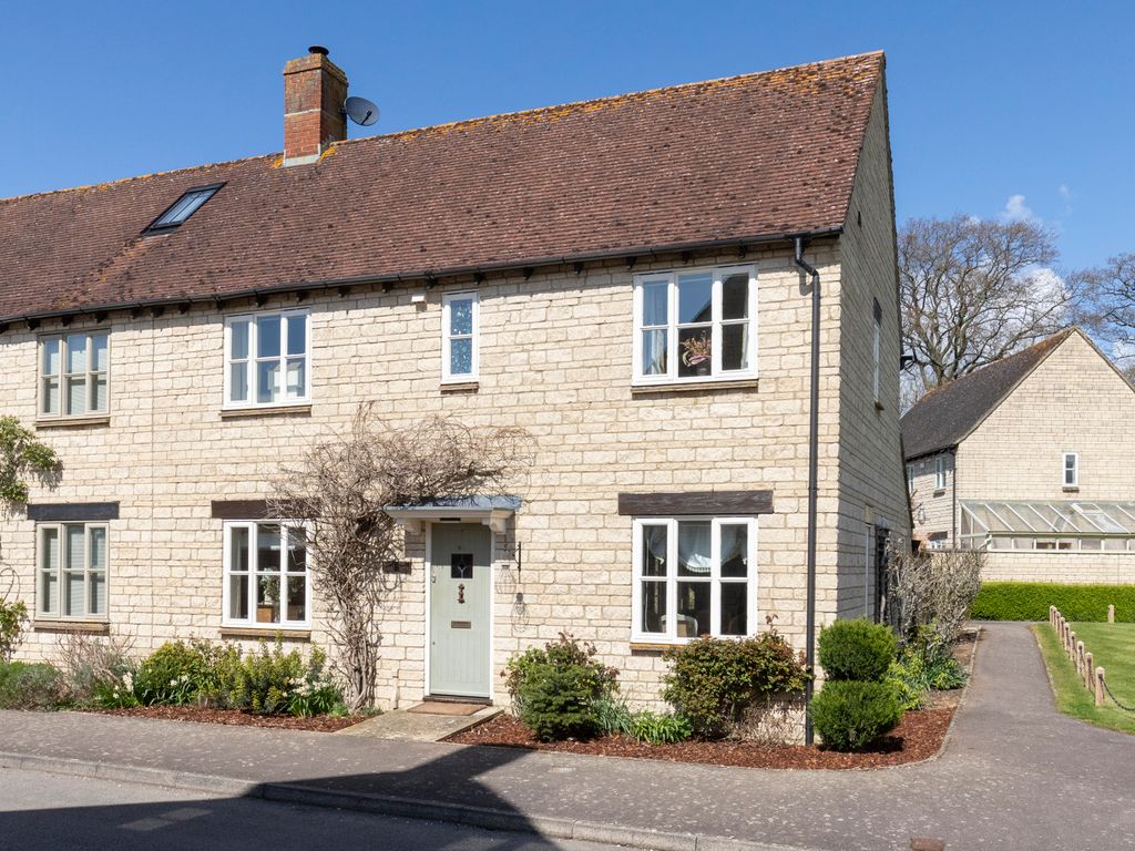 3 bed semidetached house for sale in Hawthorn Drive, Bradwell Village