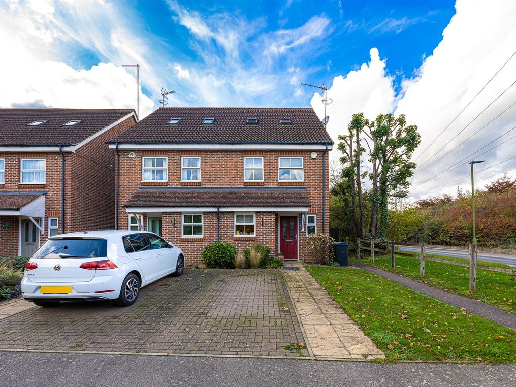 3 bed semidetached house for sale in Hadleigh Close, Shenley, Radlett