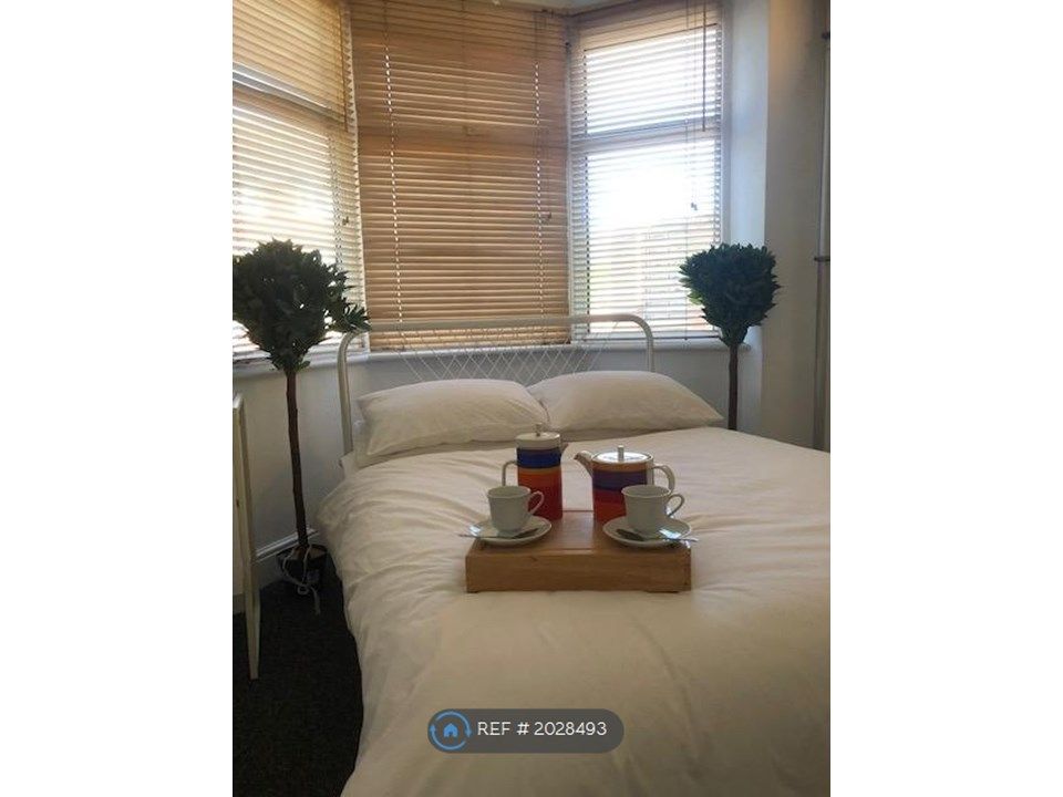 Room to rent in Barley Mow Lane, Catshill, Bromsgrove B61, £449 pcm