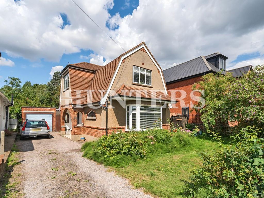 3 bed property for sale in Wingletye Lane, Hornchurch RM11, £900,000