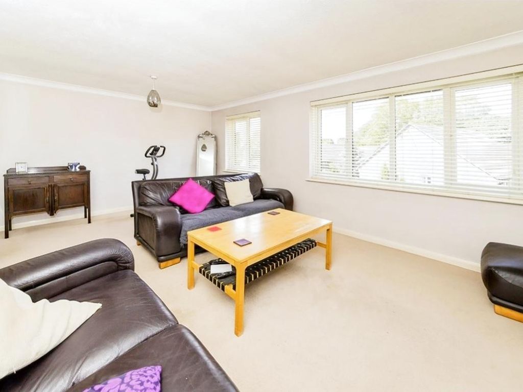 Connaught Gardens, Crawley RH10  