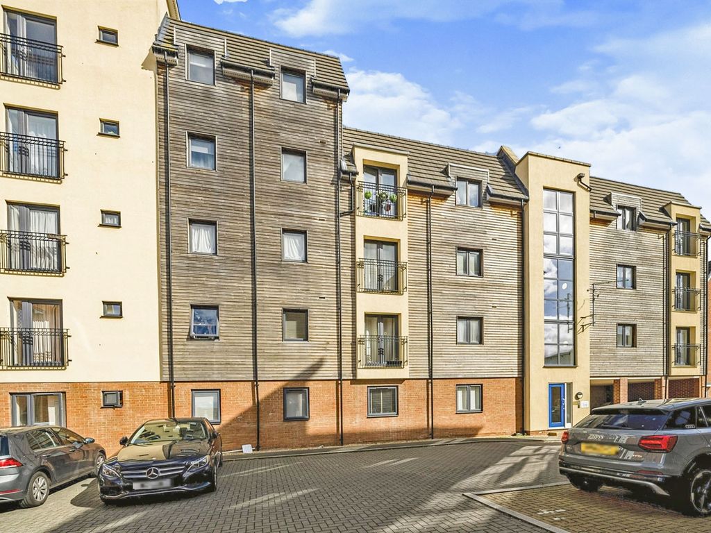 Midshires Business Park, Smeaton Close, Aylesbury HP19  