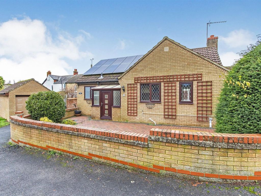 2 bed bungalow to rent in Streather Court, Raunds, Wellingborough NN9