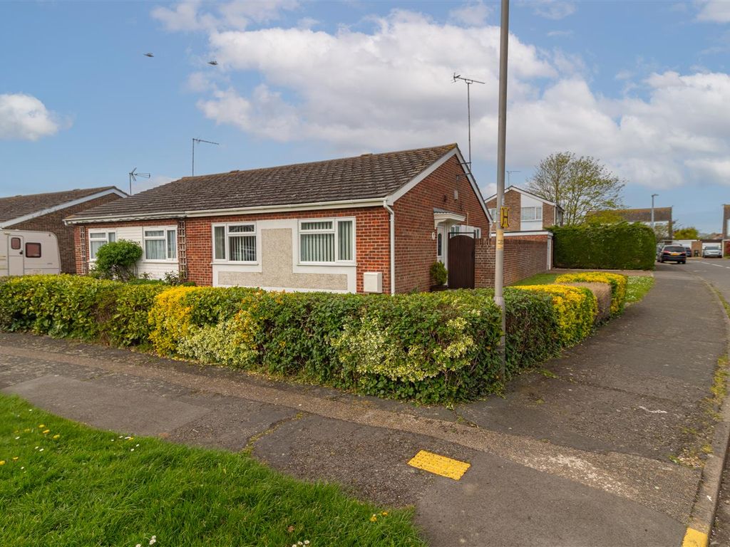 2 bed semidetached bungalow for sale in Lavenham Close, ClactonOnSea