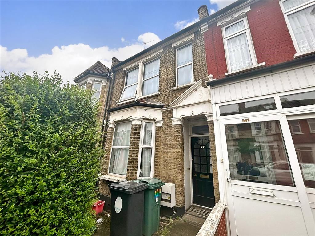 3 bed semidetached house for sale in Winchester Road, Highams Park