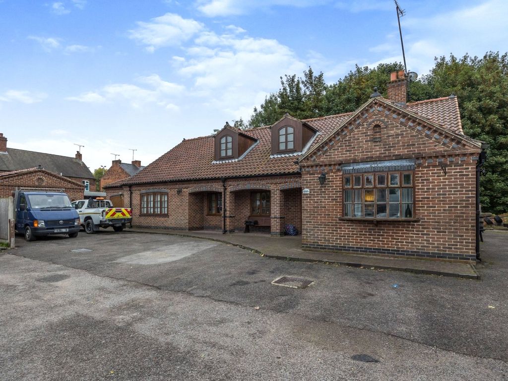 6 bed bungalow for sale in St. Marys Walk, Jacksdale, Nottingham