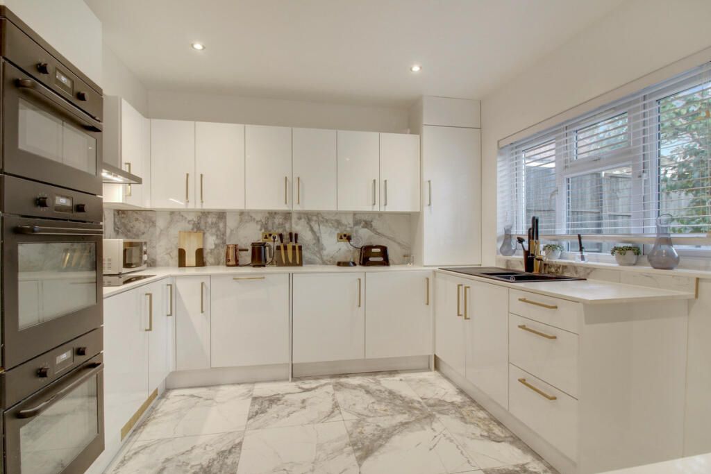 5 bed terraced house for sale in Norfolk Avenue, London N13, £790,000