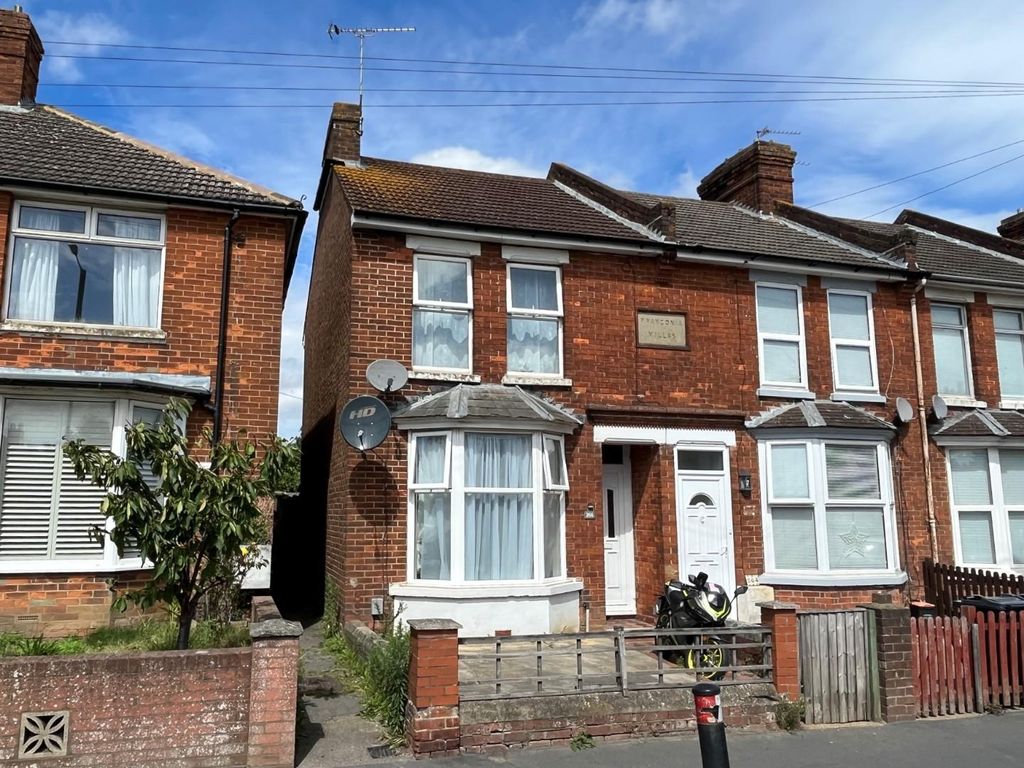 3 bed end terrace house for sale in Beaver Road, Ashford TN23, £220,000