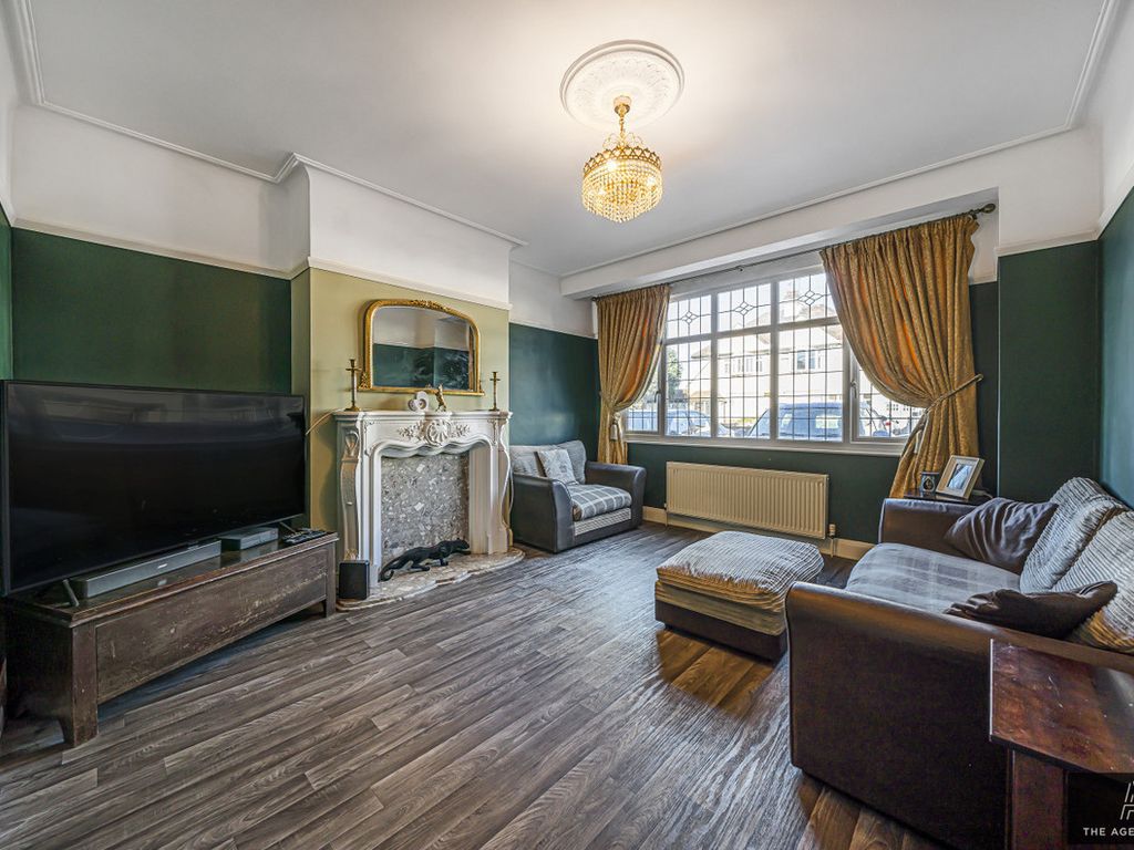 3 bed semidetached house for sale in Hampton Gardens, SouthendOnSea