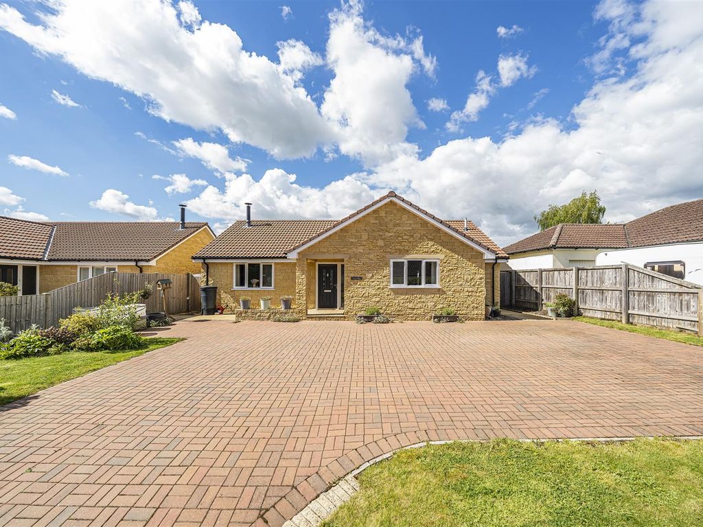 3 bed detached bungalow for sale in Stembridge, Martock TA12, £495,000