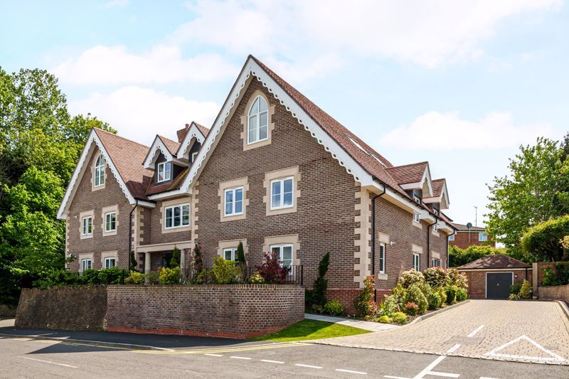 2 bed flat to rent in Croft Road, Godalming GU7 Zoopla