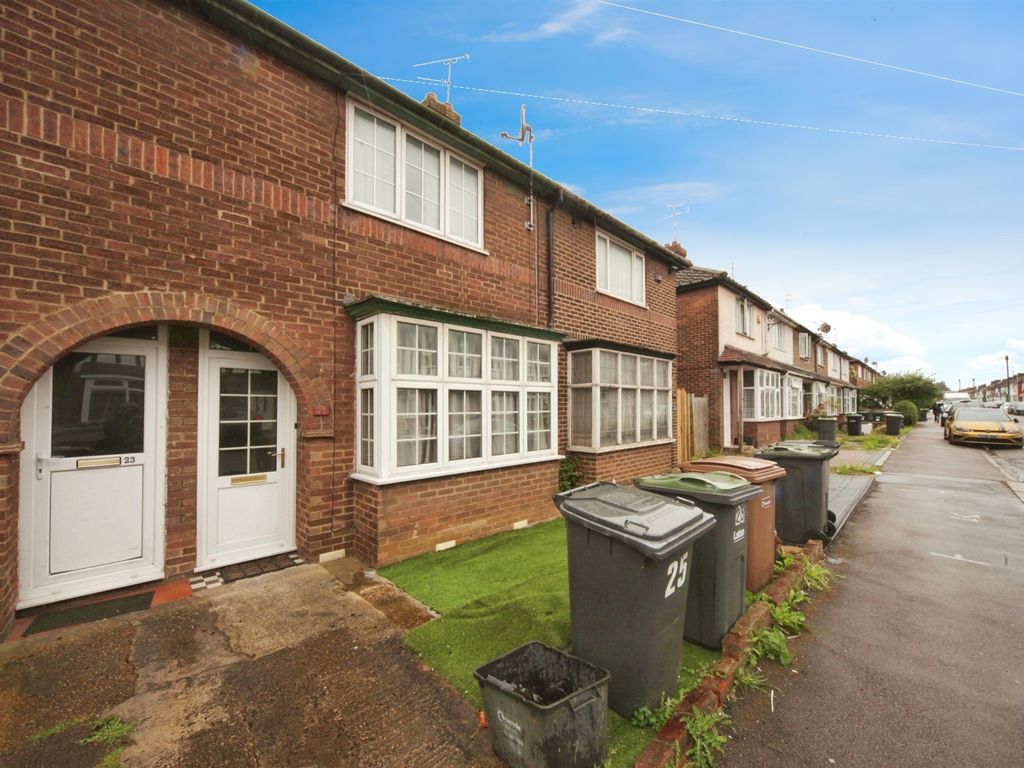 2 bed terraced house for sale in Connaught Road, Luton LU4, £250,000