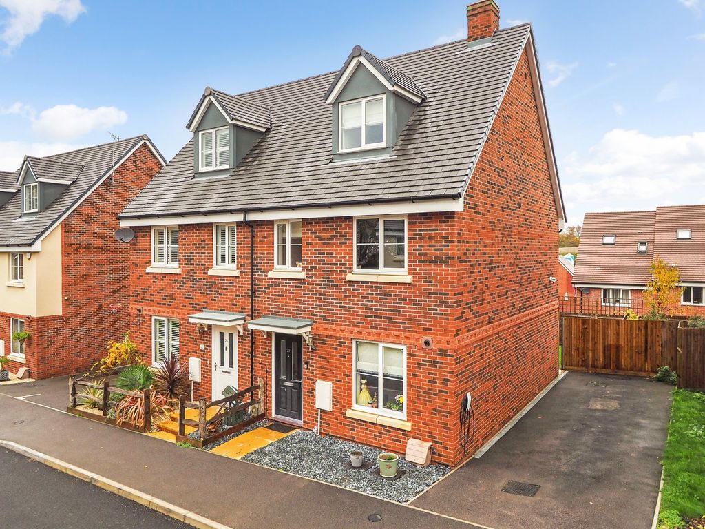 3 bed semidetached house for sale in Brickwork Avenue, Liphook