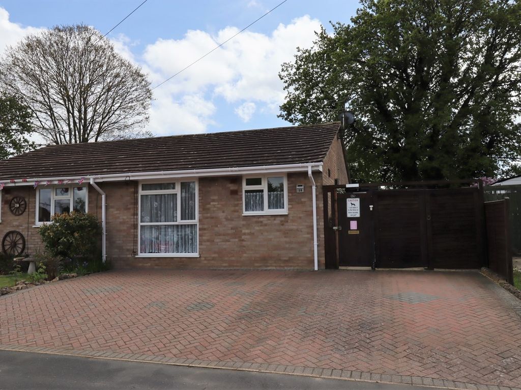 2 bed semidetached bungalow for sale in Chiltern Avenue, Farnborough