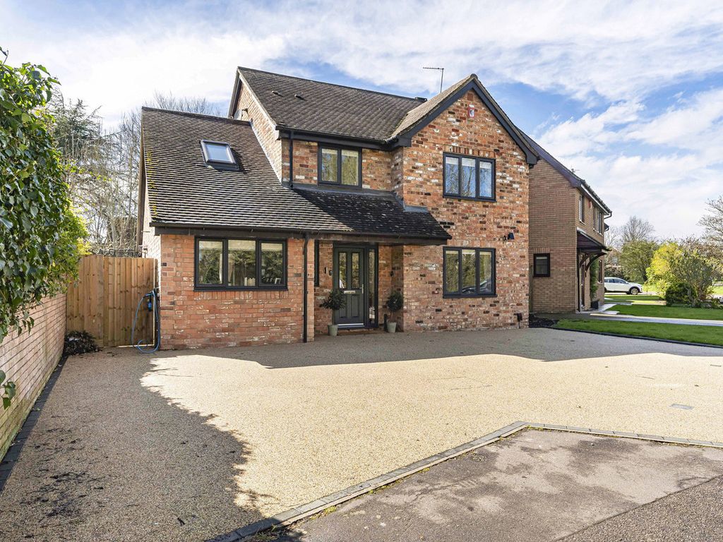 4 bed detached house for sale in Hunt Close, Bicester OX26, £650,000