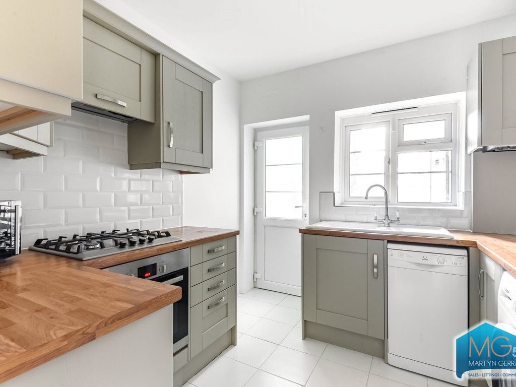 2 bed flat to rent in Great North Road, East Finchley, London N2, £1,950 pcm Zoopla