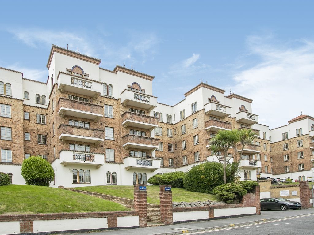 2 bed flat for sale in Sea Road, Bournemouth BH5, £250,000