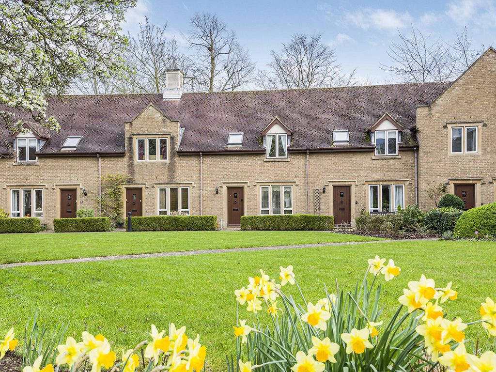 2 bed terraced house for sale in Kings End, Bicester OX26, £300,000