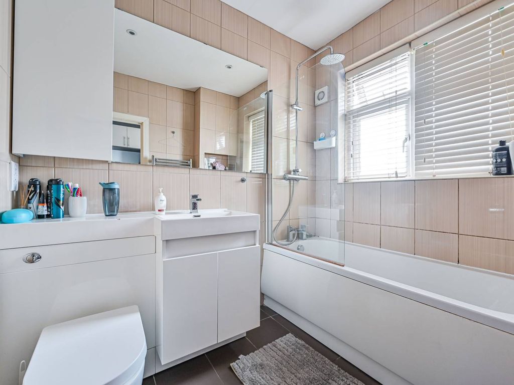 Studio to rent in Streatham Vale, Streatham Vale, London SW16, £1,150