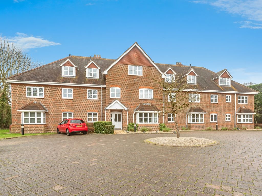 2 bed flat for sale in Reading Road, SherfieldOnLoddon, Hook RG27, £