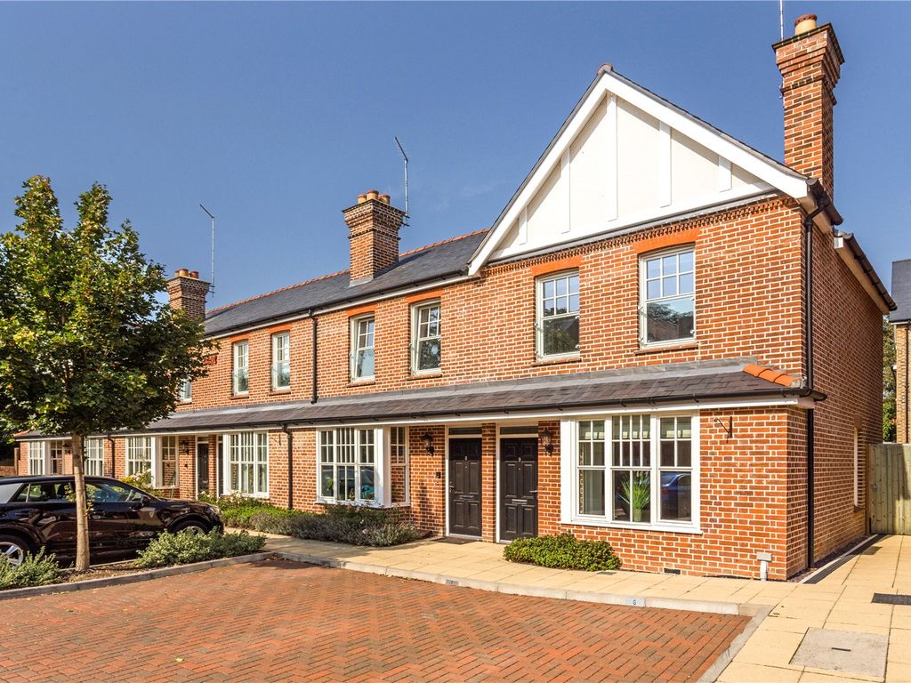 3 bed end terrace house for sale in Portland Crescent, Marlow