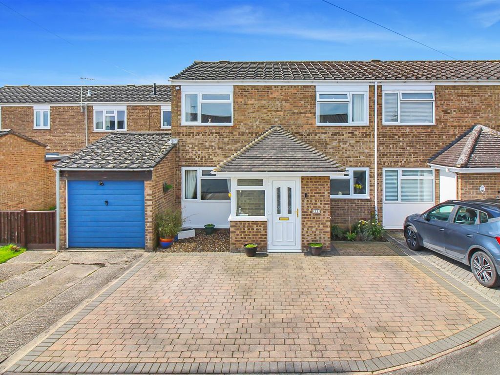 3 bed property for sale in Hampden Road, Stoke Mandeville, Aylesbury