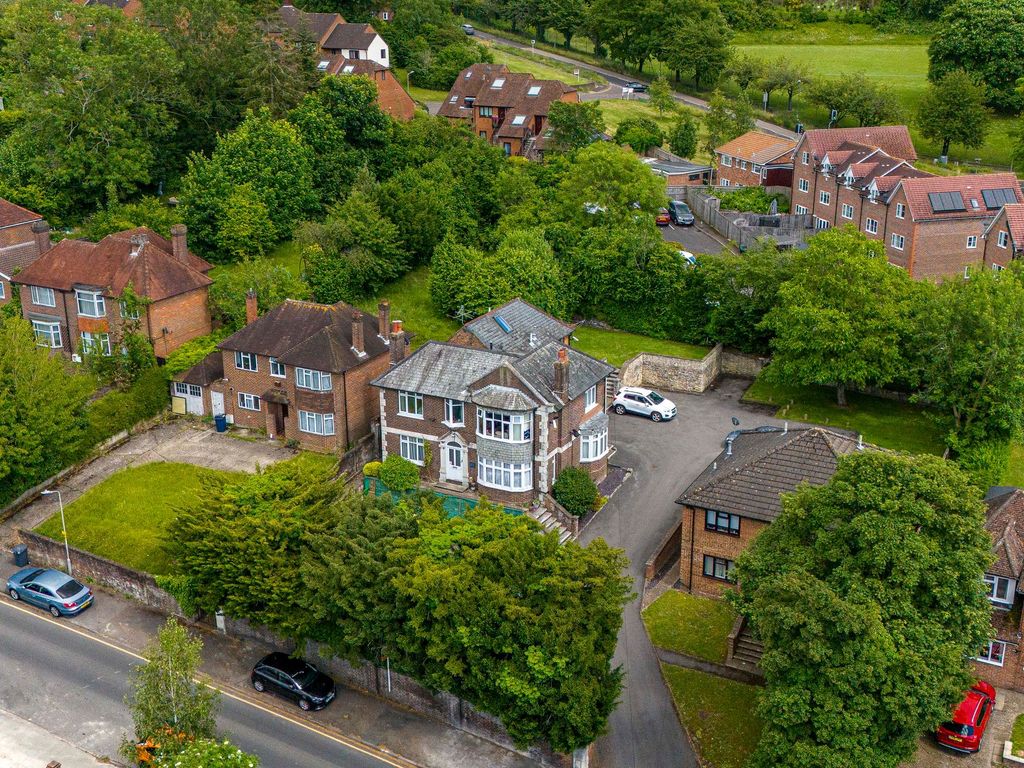 1 bed flat for sale in Coningsby Court, High HP13, £225,000