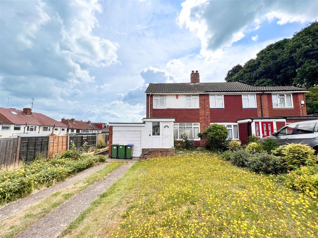 3 bed property for sale in Taunton Close, Bexleyheath DA7, £400,000
