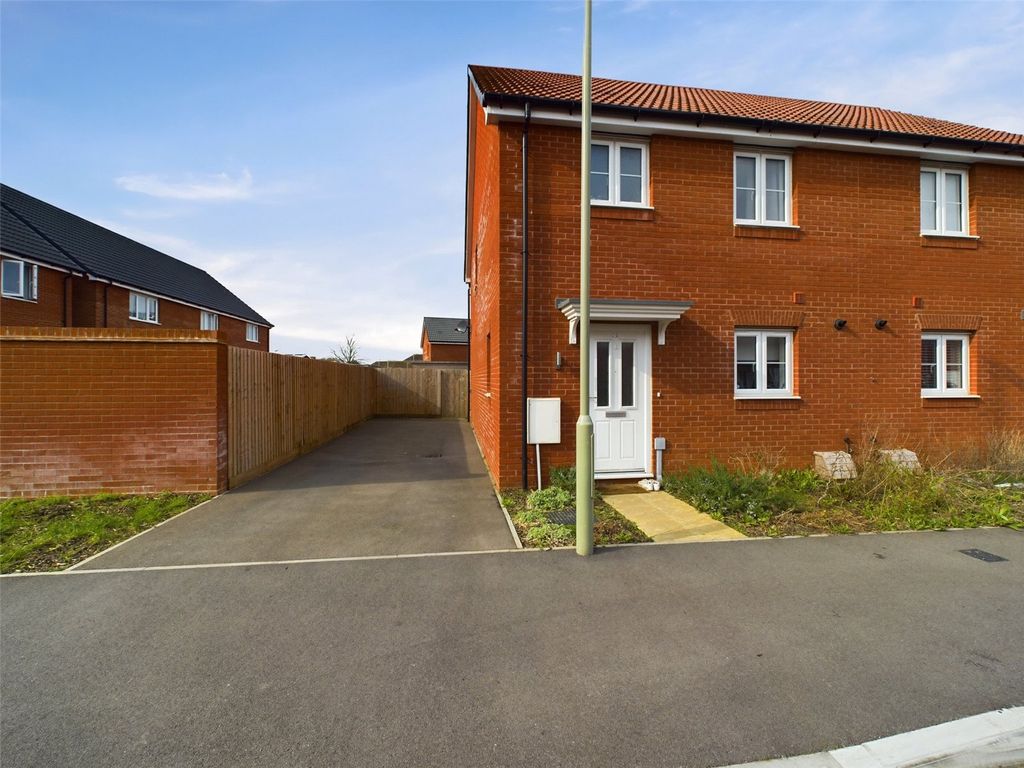 3 bed semidetached house for sale in Odiham Close, Quedgeley