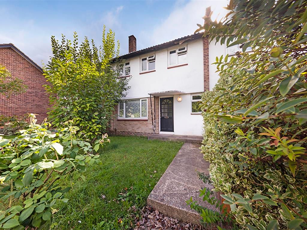 3 bed terraced house for sale in Avenue Gardens, London SE25, £400,000