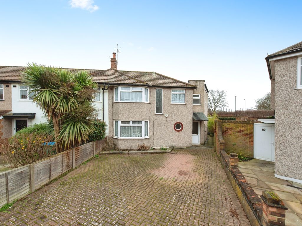 4 bed end terrace house for sale in Hall Farm Drive, Whitton