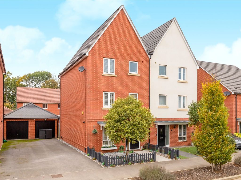 4 bed semidetached house for sale in Appleton Way, Shinfield, Reading
