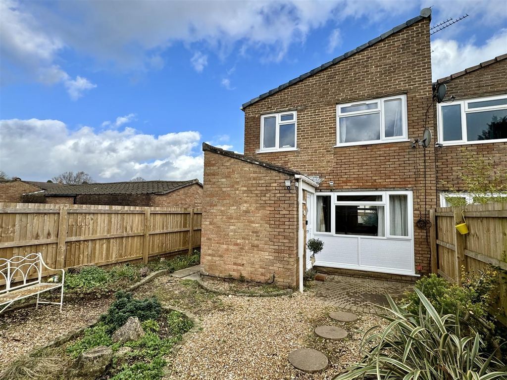 4 bed property for sale in Willow Close, Bulwark, Chepstow NP16, £