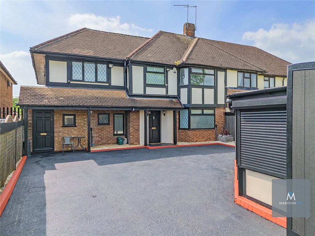5 bed semidetached house for sale in Fencepiece Road, Chigwell, Essex