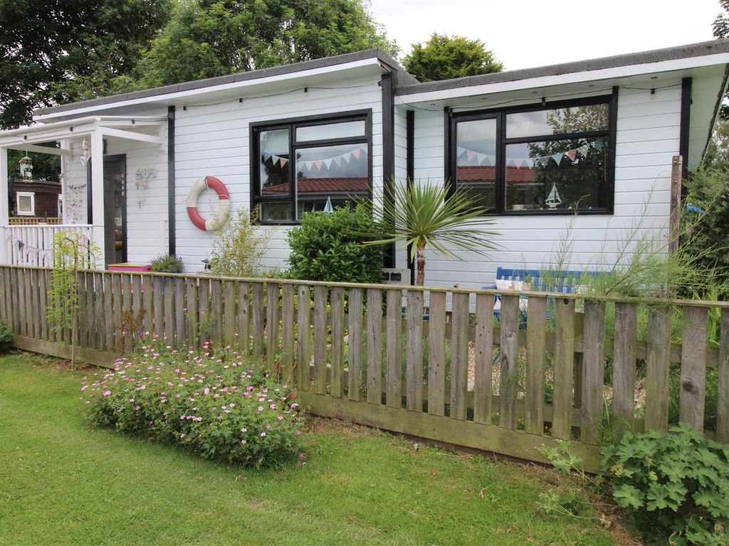 2 bed property for sale in Humberston Fitties, Humberston, Grimsby, N.E